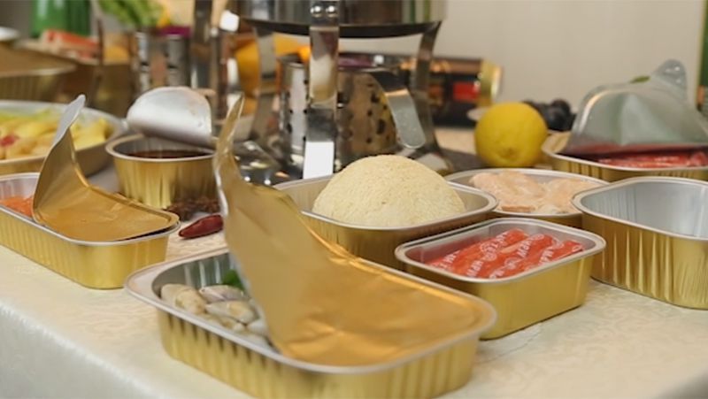 Contenant en aluminium utilisé pour la cuisson au feu