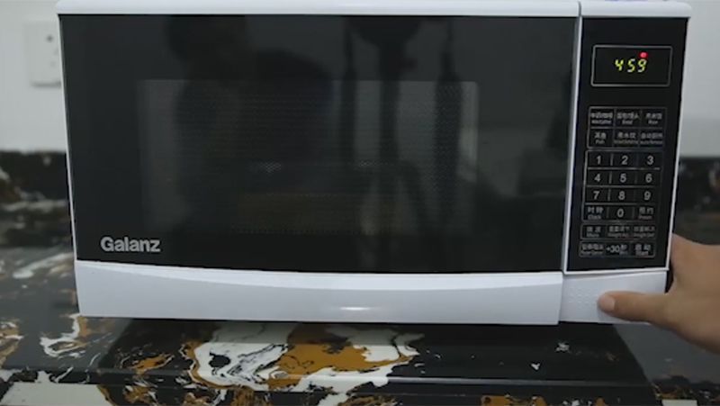 Contenant en aluminium utilisé dans le four à micro-ondes
